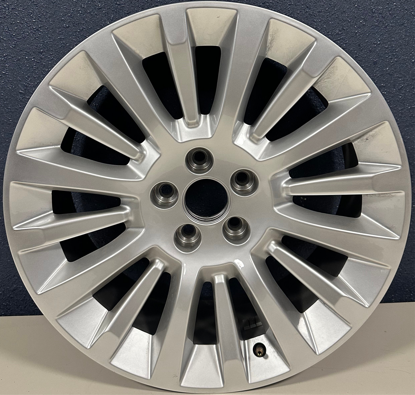 LINCOLN MKT 10-12 19x8, 16 spoke, Light Hyper 3823