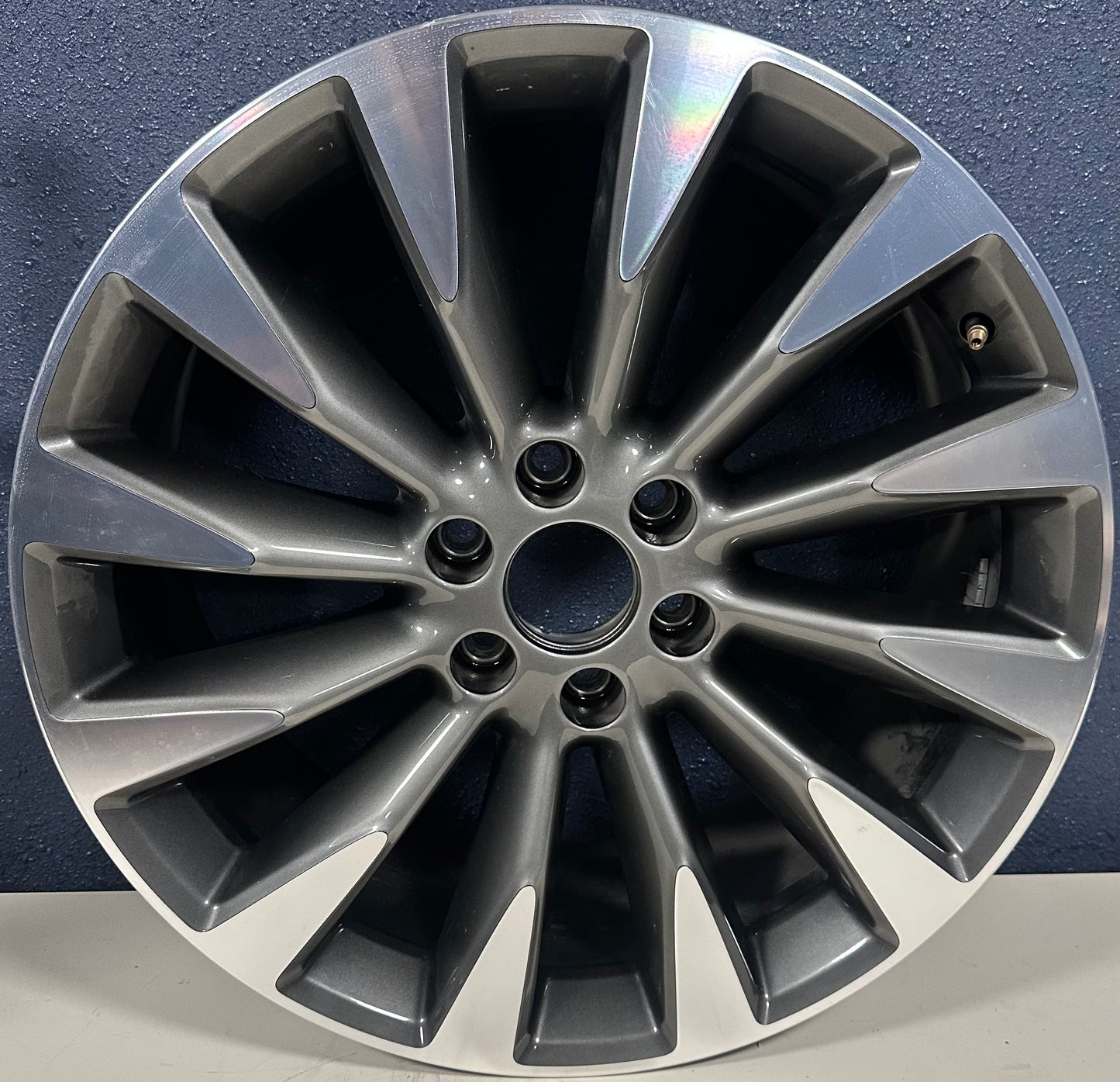 LINCOLN NAVIGATOR 18-22 22x9-1/2, 12 spoke Machined Gray 10177